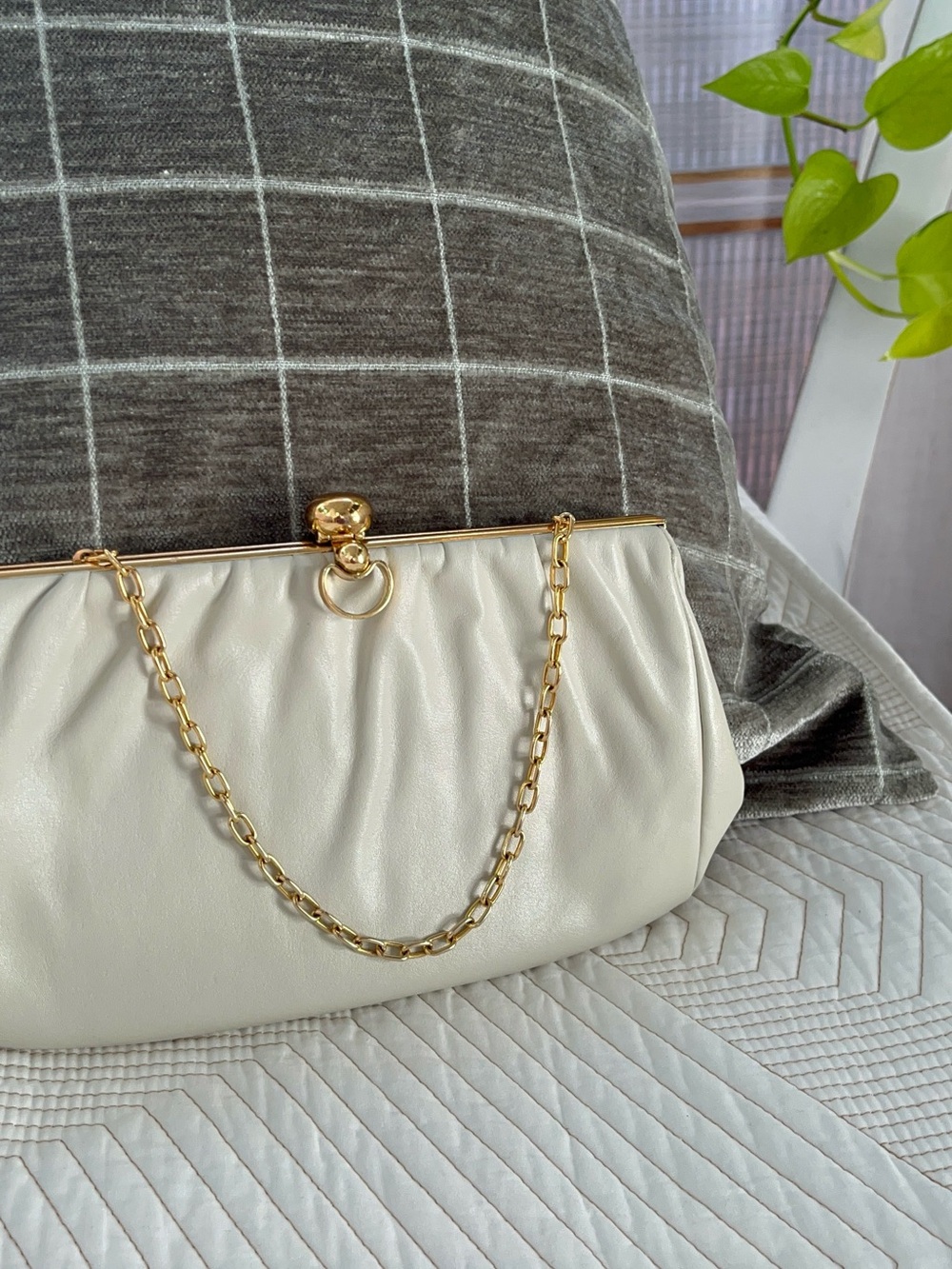 Vintage Cream Frame-Top Chain clutch